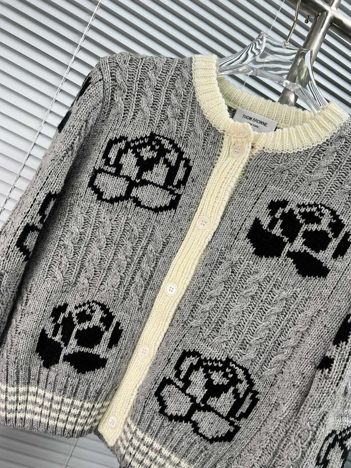 THOM BROWNE New Arrival 𝐃𝐞𝐭𝐚𝐢𝐥 ： TB ， ， ， ， ooookkkkkk ， ， ， ， T look jue 📍𝐂𝐨𝐥𝐨𝐮𝐫 ： 🆚Gray 📍𝐒𝐢𝐳𝐞Size：0.1.2 (S.M.L)